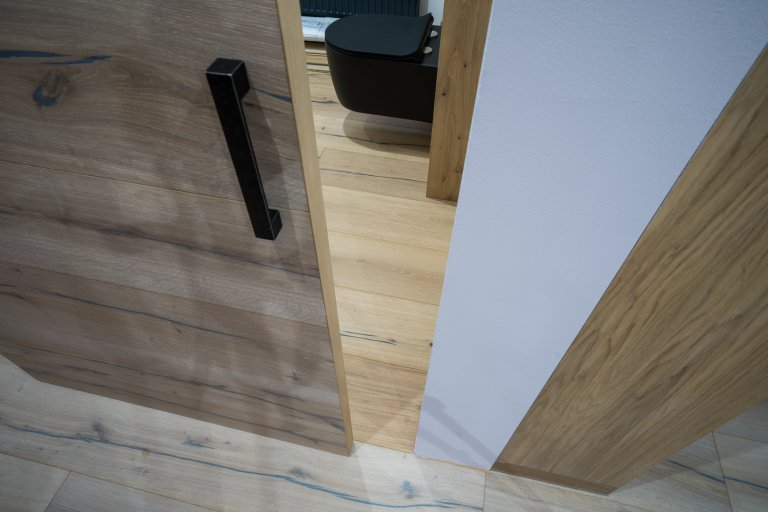 Pokládka podlah&nbsp;od výrobců&nbsp;Meister&nbsp;a&nbsp;Princ Parket&nbsp;s využitím velkoformátových dubových podlah, které jsou celoplošně lepené a umožňují…