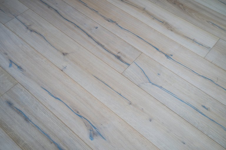 Pokládka podlah&nbsp;od výrobců&nbsp;Meister&nbsp;a&nbsp;Princ Parket&nbsp;s využitím velkoformátových dubových podlah, které jsou celoplošně lepené a umožňují…