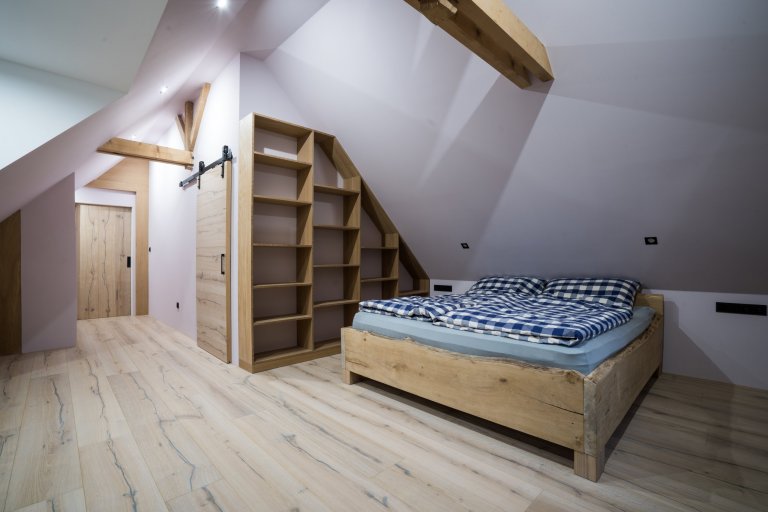 Pokládka podlah&nbsp;od výrobců&nbsp;Meister&nbsp;a&nbsp;Princ Parket&nbsp;s využitím velkoformátových dubových podlah, které jsou celoplošně lepené a umožňují…