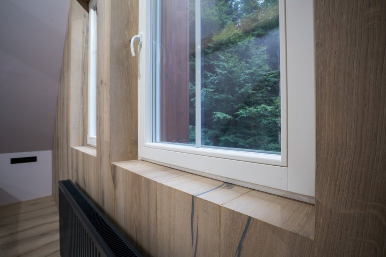 Pokládka podlah&nbsp;od výrobců&nbsp;Meister&nbsp;a&nbsp;Princ Parket&nbsp;s využitím velkoformátových dubových podlah, které jsou celoplošně lepené a umožňují…