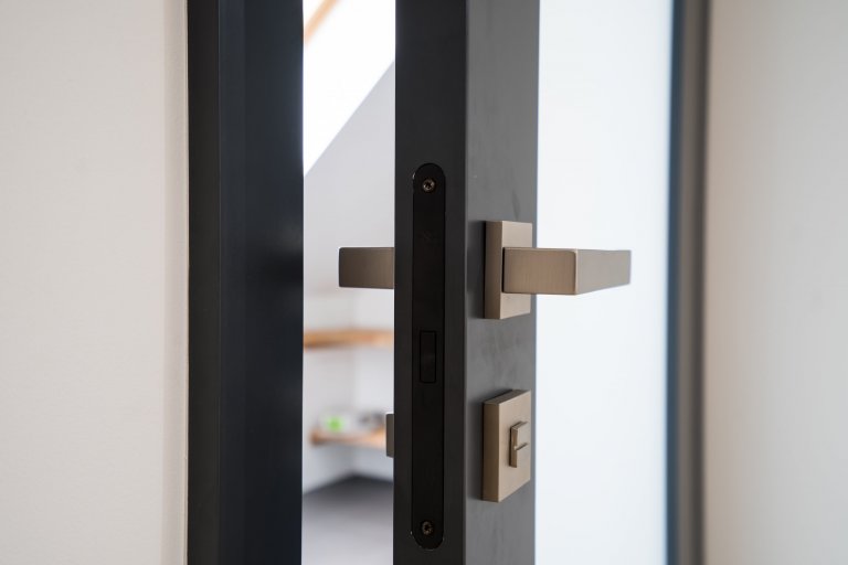 Pokládka podlah&nbsp;od výrobců&nbsp;Meister&nbsp;a&nbsp;Princ Parket&nbsp;s využitím velkoformátových dubových podlah, které jsou celoplošně lepené a umožňují…