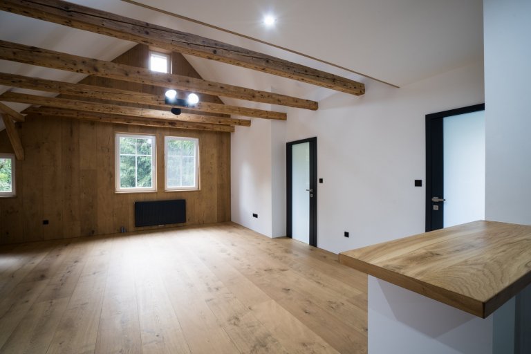 Pokládka podlah&nbsp;od výrobců&nbsp;Meister&nbsp;a&nbsp;Princ Parket&nbsp;s využitím velkoformátových dubových podlah, které jsou celoplošně lepené a umožňují…