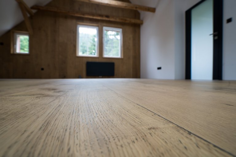 Pokládka podlah&nbsp;od výrobců&nbsp;Meister&nbsp;a&nbsp;Princ Parket&nbsp;s využitím velkoformátových dubových podlah, které jsou celoplošně lepené a umožňují…
