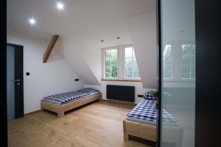 Pokládka podlah&nbsp;od výrobců&nbsp;Meister&nbsp;a&nbsp;Princ Parket&nbsp;s využitím velkoformátových dubových podlah, které jsou celoplošně lepené a umožňují…