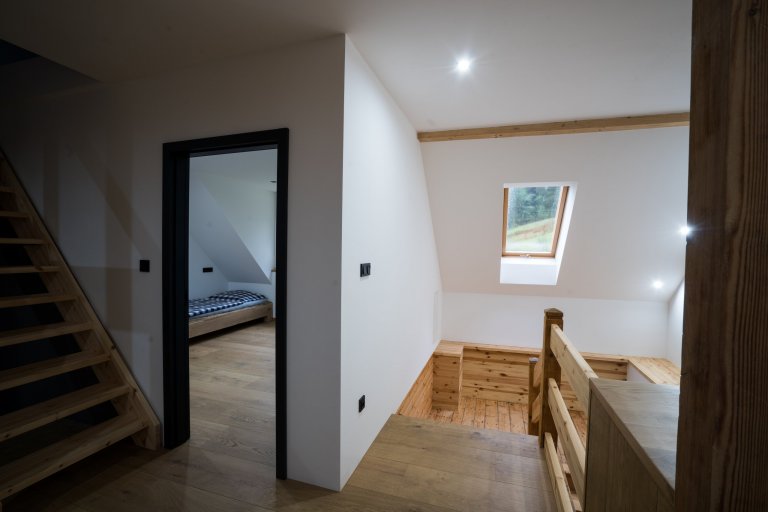 Pokládka podlah&nbsp;od výrobců&nbsp;Meister&nbsp;a&nbsp;Princ Parket&nbsp;s využitím velkoformátových dubových podlah, které jsou celoplošně lepené a umožňují…