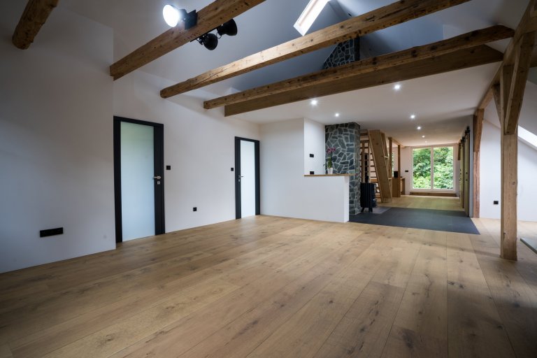 Pokládka podlah&nbsp;od výrobců&nbsp;Meister&nbsp;a&nbsp;Princ Parket&nbsp;s využitím velkoformátových dubových podlah, které jsou celoplošně lepené a umožňují…