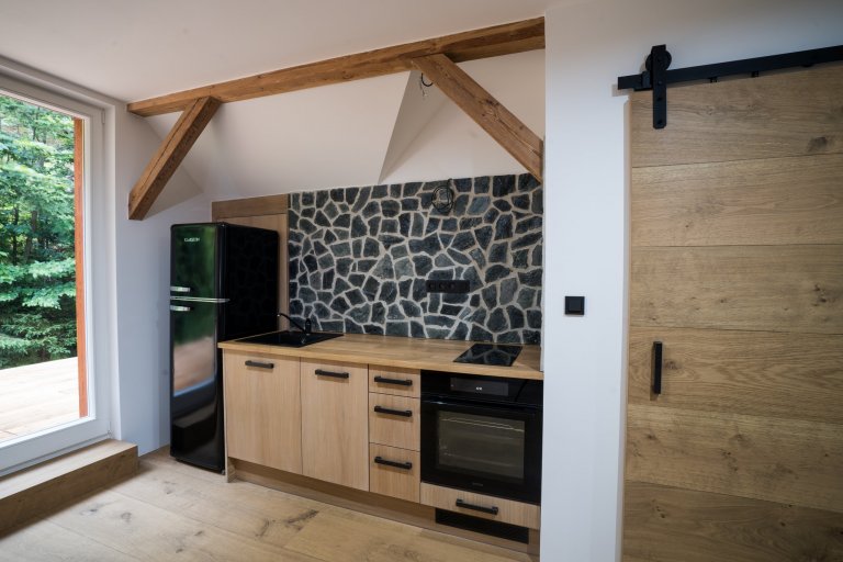 Pokládka podlah&nbsp;od výrobců&nbsp;Meister&nbsp;a&nbsp;Princ Parket&nbsp;s využitím velkoformátových dubových podlah, které jsou celoplošně lepené a umožňují…