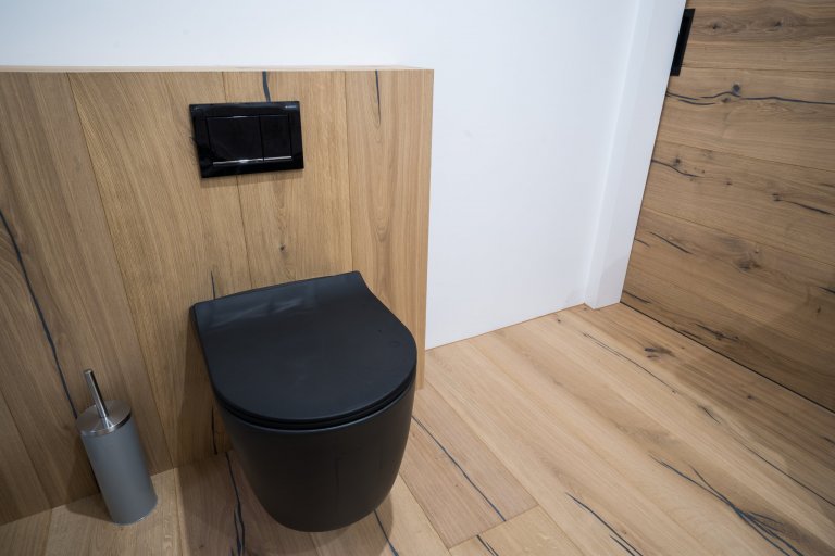 Pokládka podlah&nbsp;od výrobců&nbsp;Meister&nbsp;a&nbsp;Princ Parket&nbsp;s využitím velkoformátových dubových podlah, které jsou celoplošně lepené a umožňují…