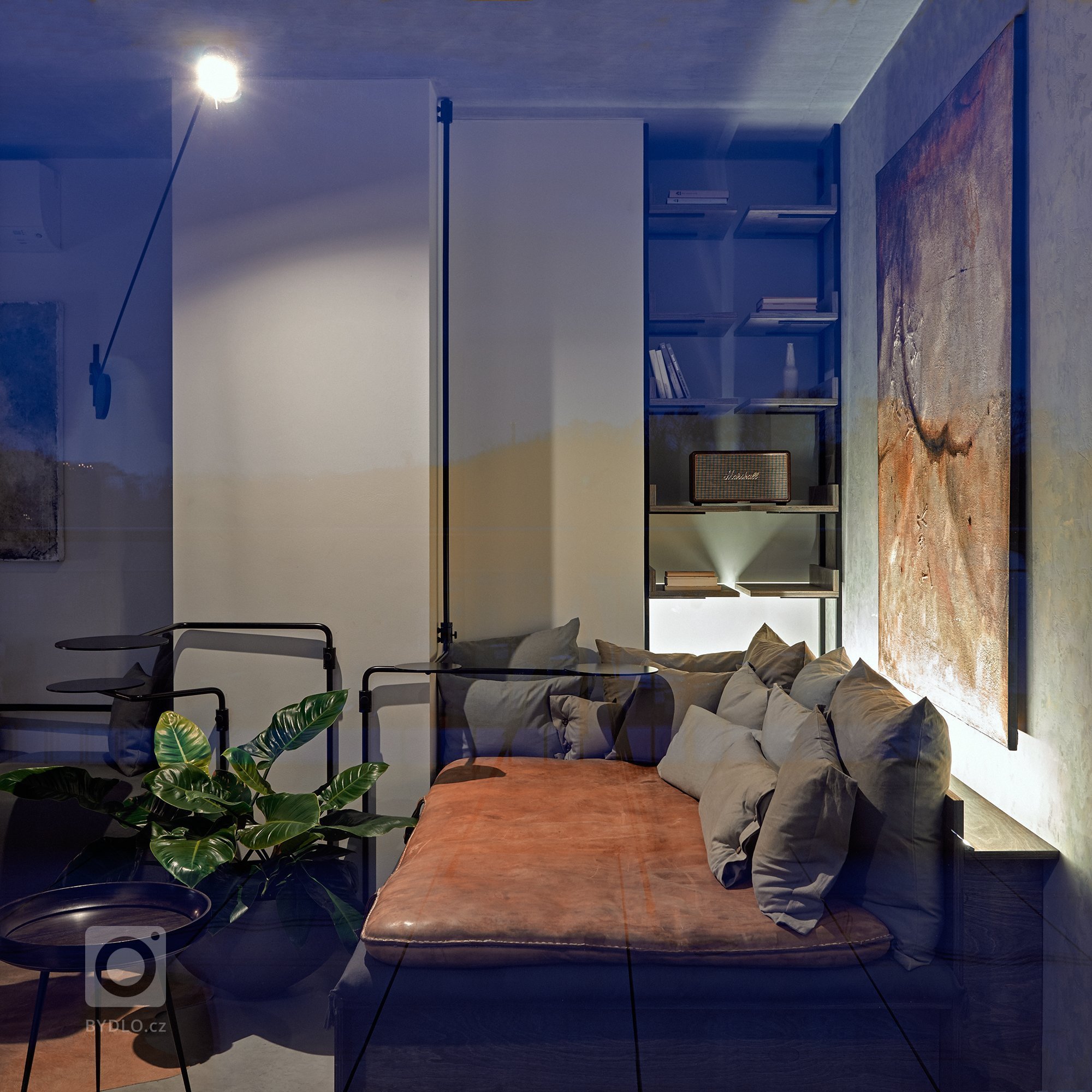 Industriálně laděný byt se nachází v novostavbě developerského projektu. S komplikovanou dispozicí se architektka vypořádala díky atypovému řešení většiny…