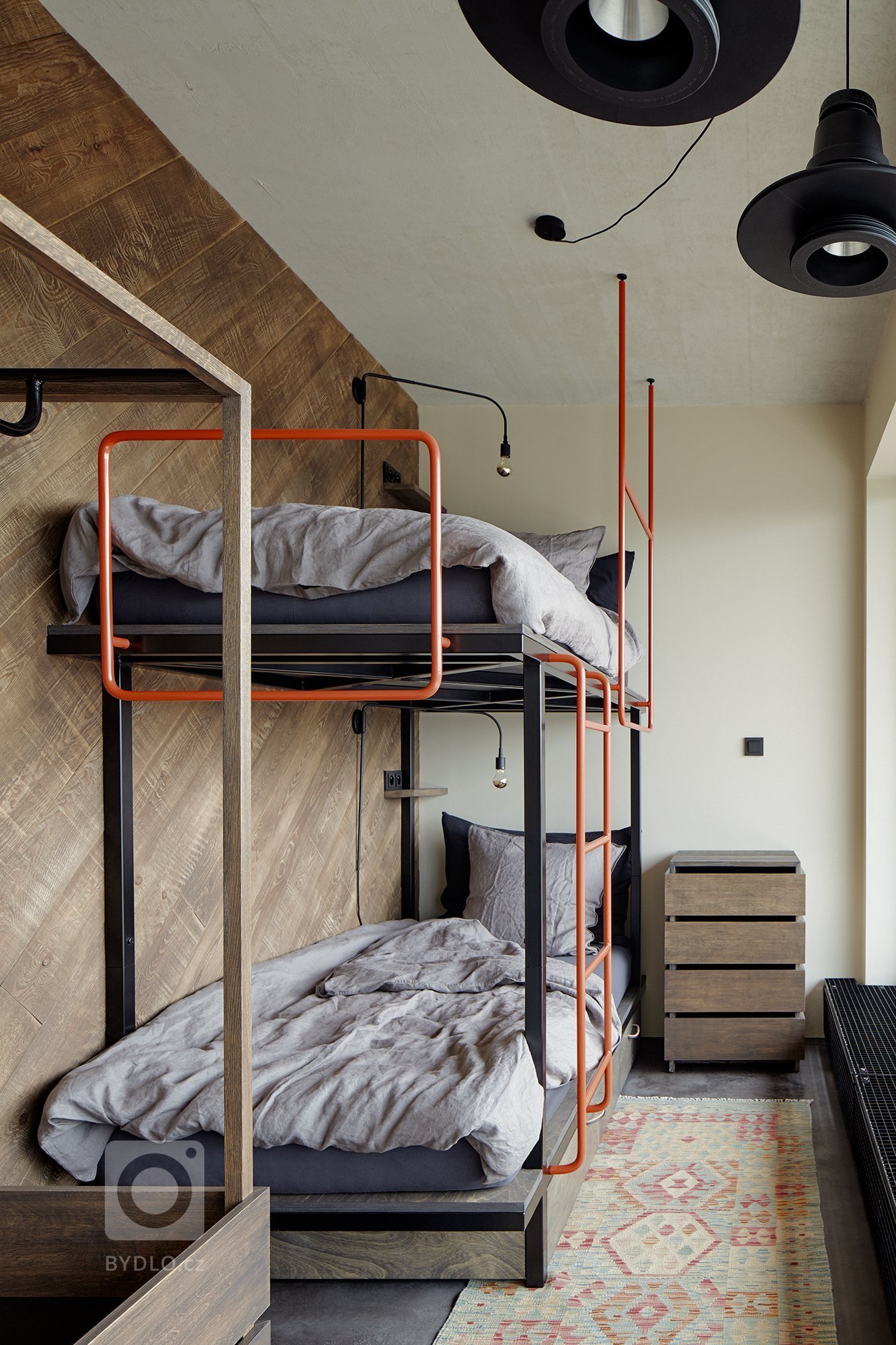 Industriálně laděný byt se nachází v novostavbě developerského projektu. S komplikovanou dispozicí se architektka vypořádala díky atypovému řešení většiny…