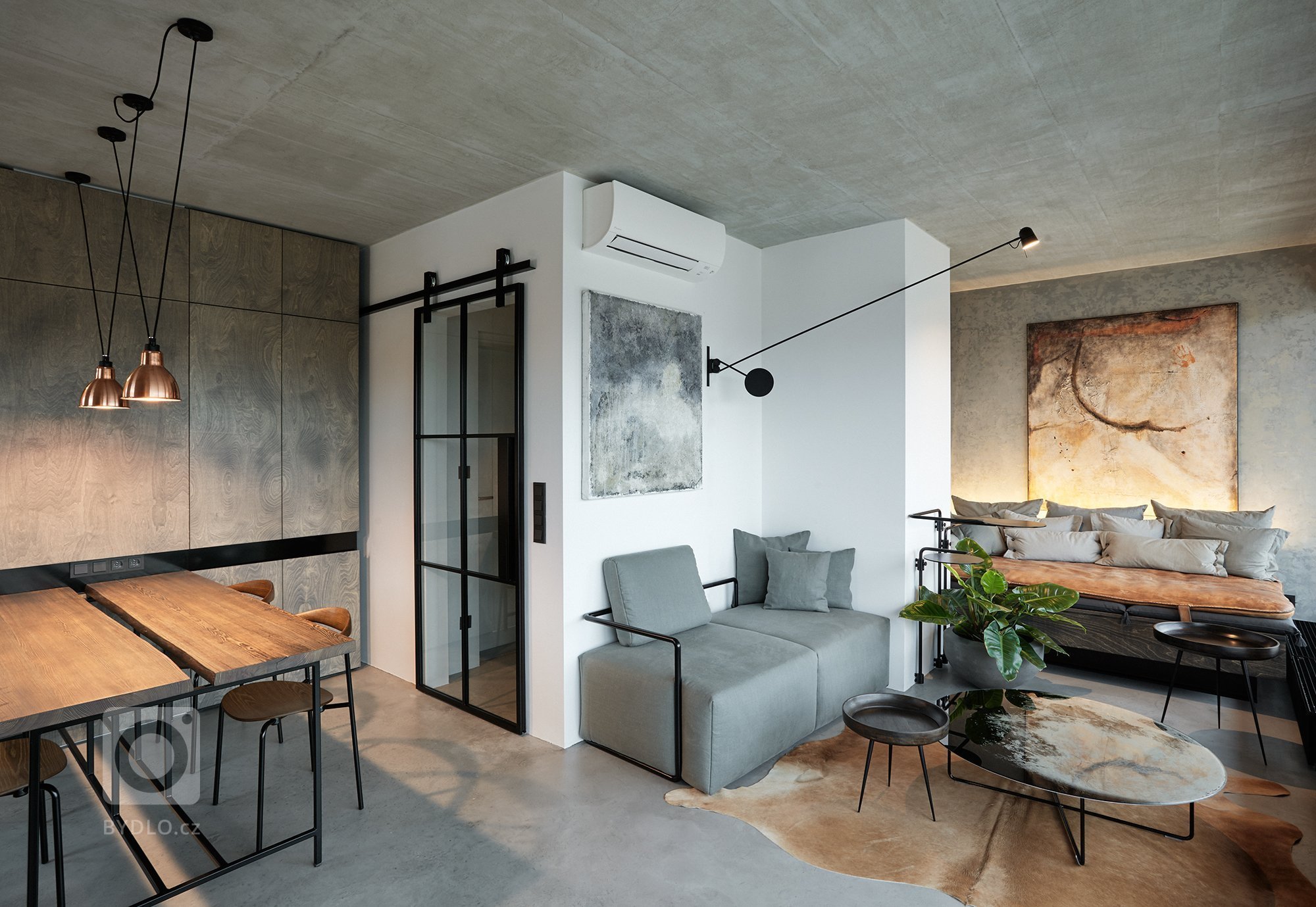 Industriálně laděný byt se nachází v novostavbě developerského projektu. S komplikovanou dispozicí se architektka vypořádala díky atypovému řešení většiny…