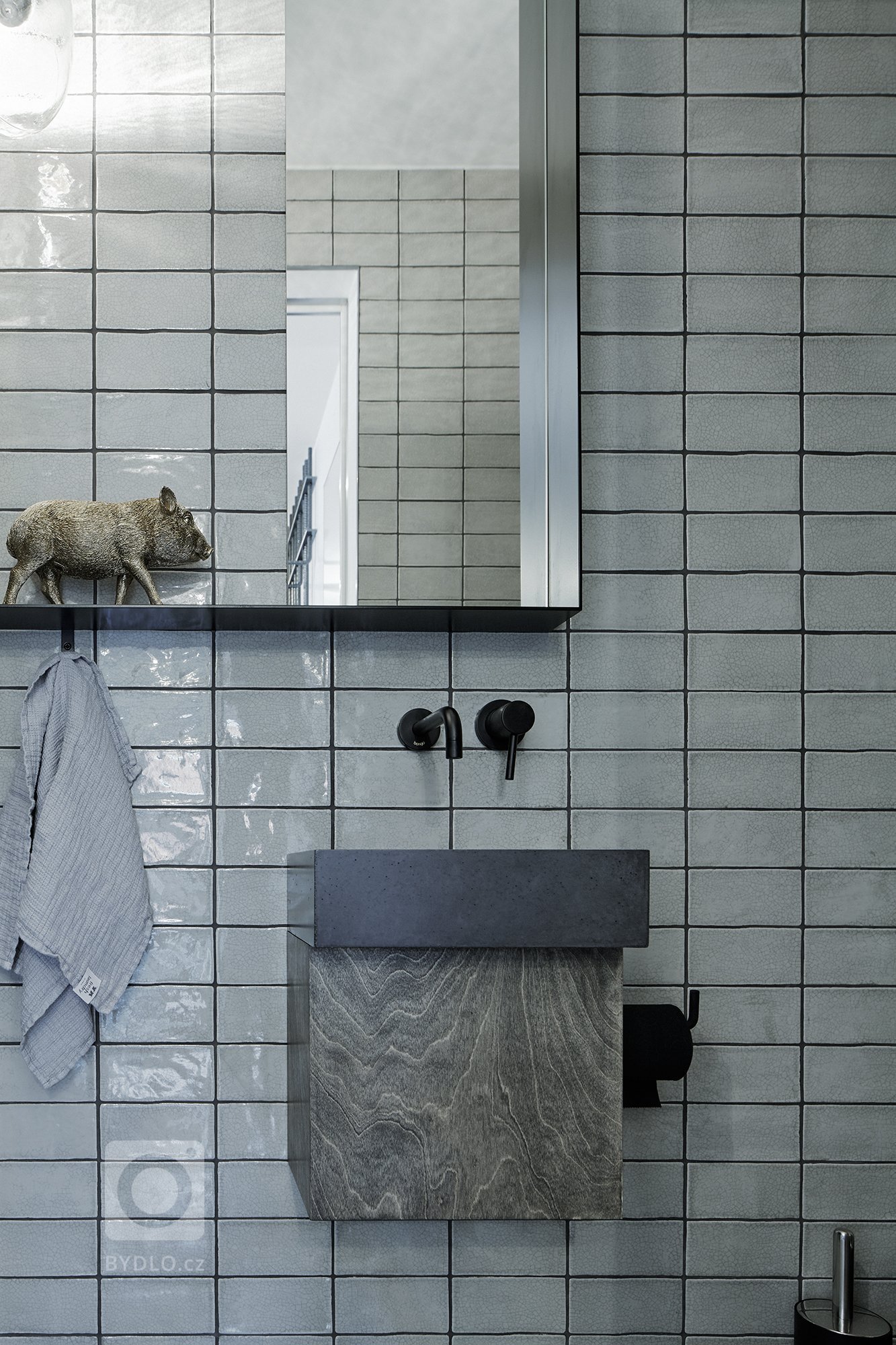 Industriálně laděný byt se nachází v novostavbě developerského projektu. S komplikovanou dispozicí se architektka vypořádala díky atypovému řešení většiny…