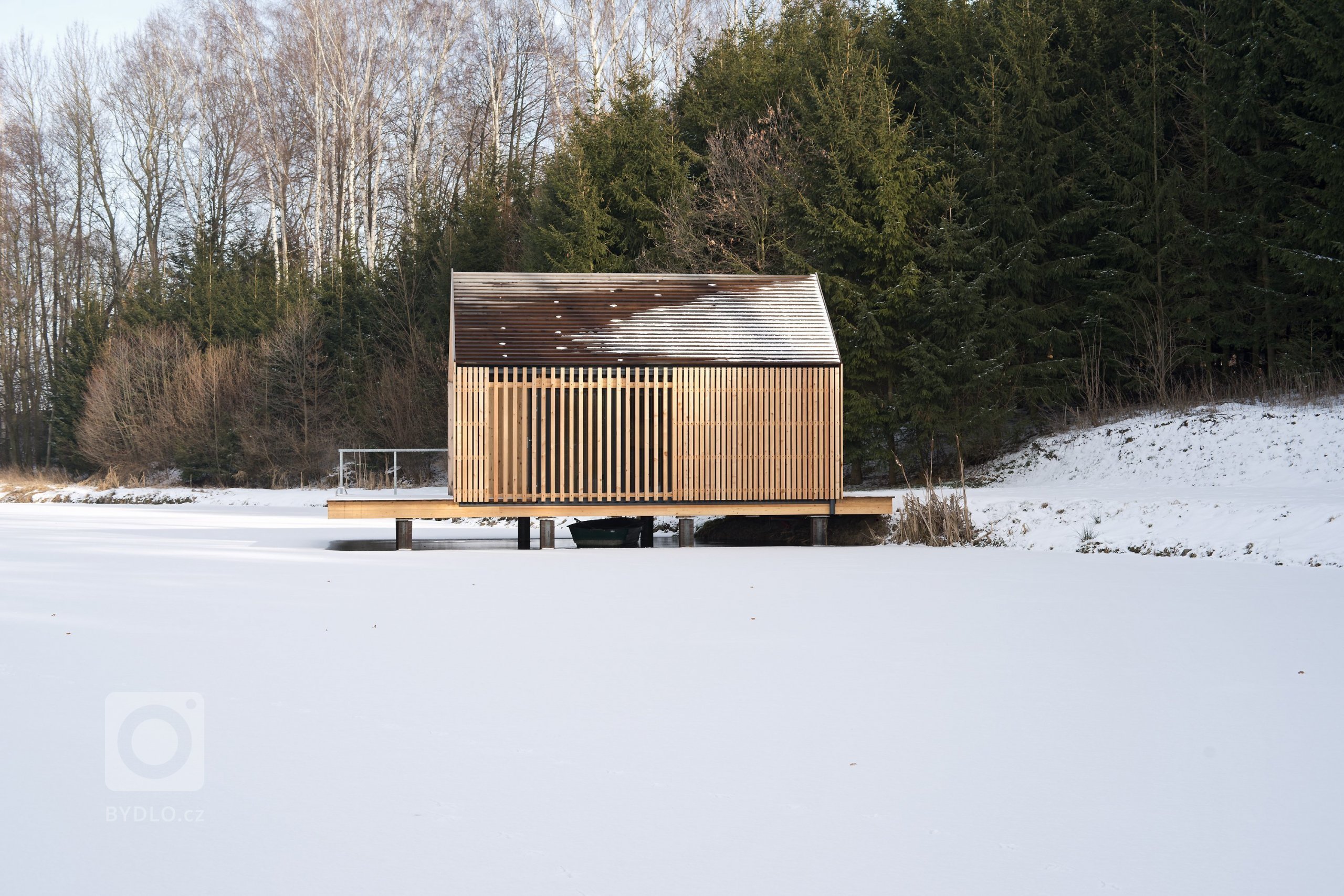 Inspirováná tradičními rybářskými boudami na břehu rybníka, zasazeného v&nbsp;malebné krajině&nbsp;Vysočiny
