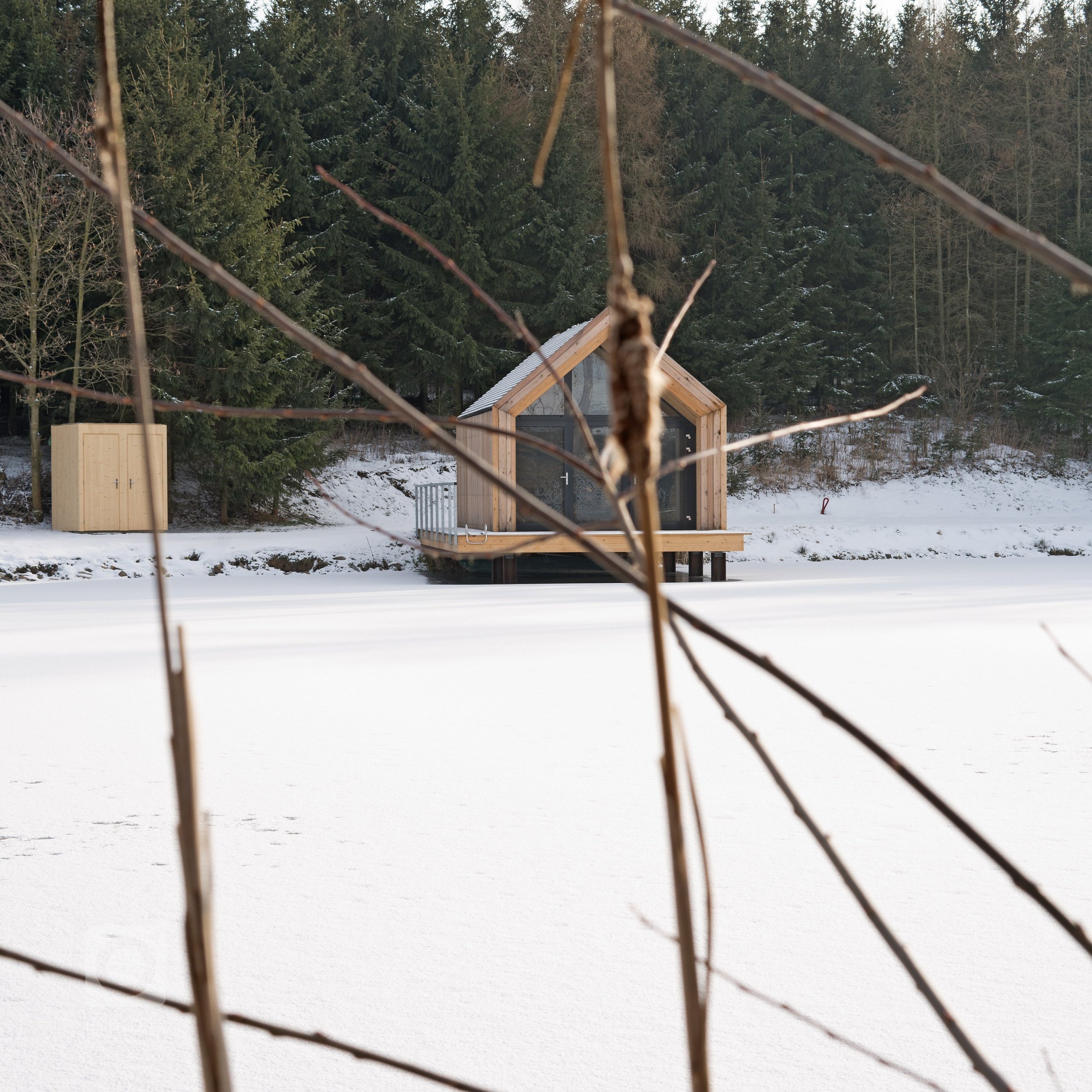 Inspirováná tradičními rybářskými boudami na břehu rybníka, zasazeného v&nbsp;malebné krajině&nbsp;Vysočiny
