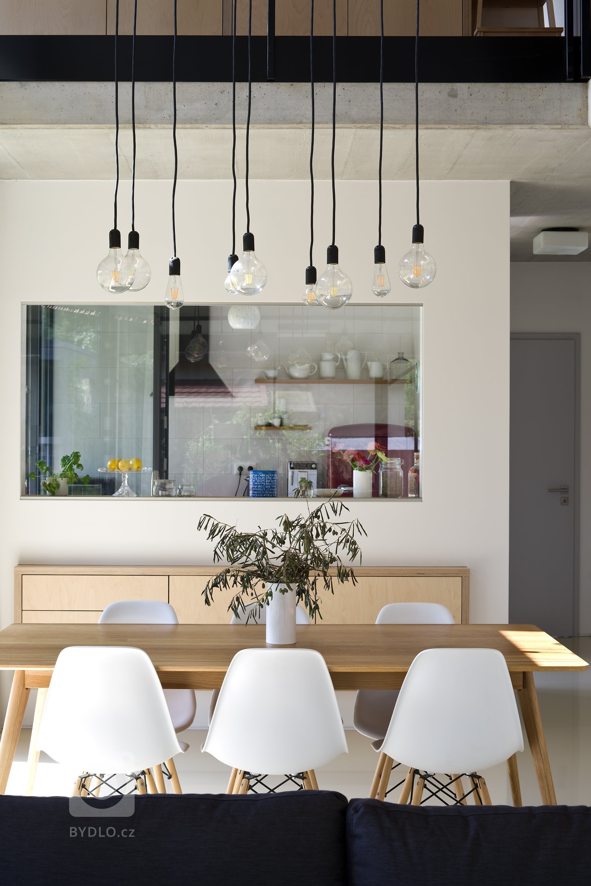 Architektonické řešení navazuje na zahrádkářskou minulost parcely a koncept projektu řadových domů. Protáhlá obdélníková stavba má plně prosklené přízemí, na…