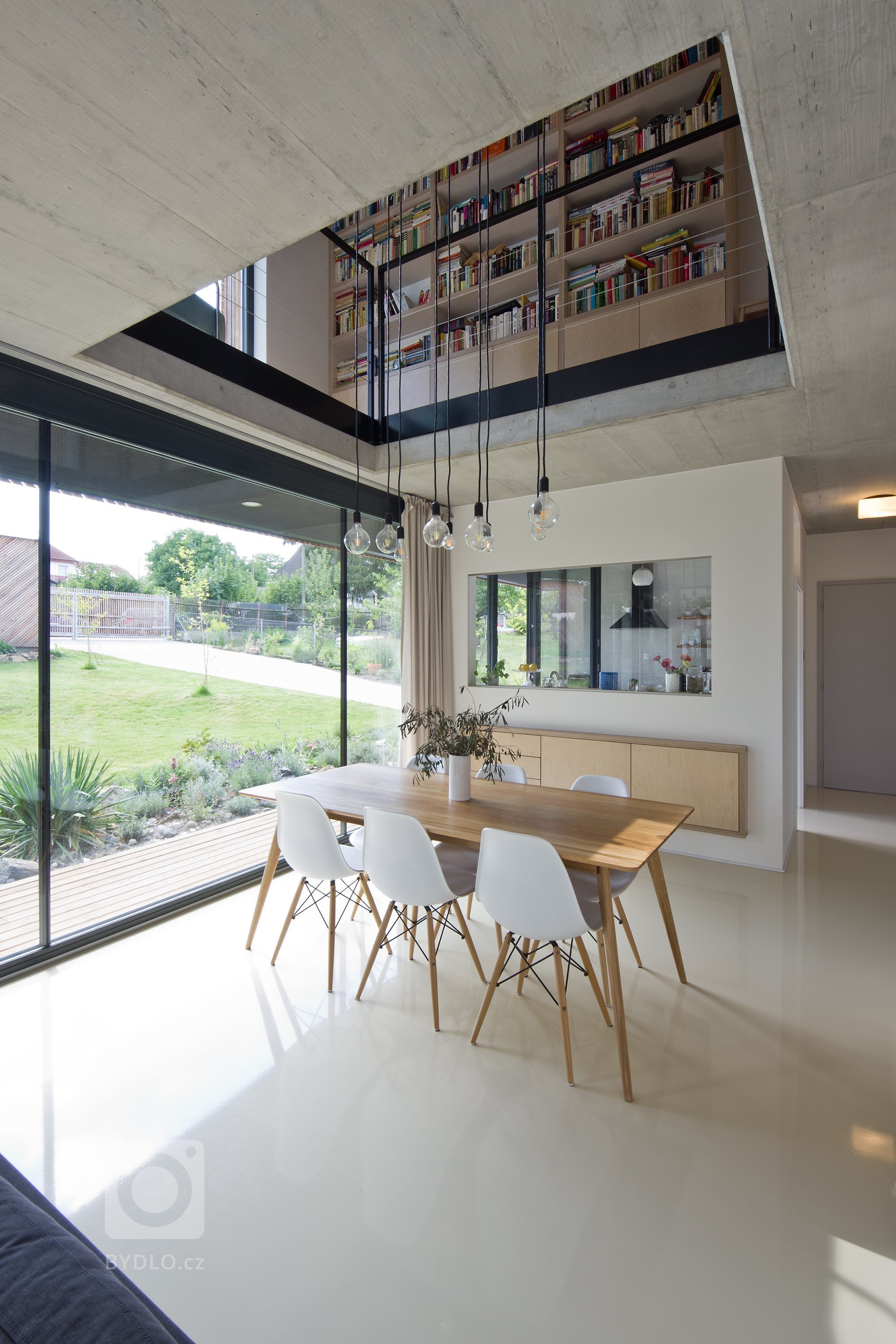 Architektonické řešení navazuje na zahrádkářskou minulost parcely a koncept projektu řadových domů. Protáhlá obdélníková stavba má plně prosklené přízemí, na…