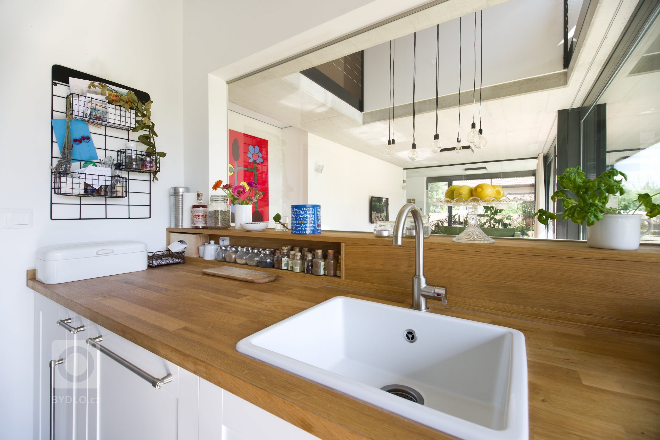 Architektonické řešení navazuje na zahrádkářskou minulost parcely a koncept projektu řadových domů. Protáhlá obdélníková stavba má plně prosklené přízemí, na…