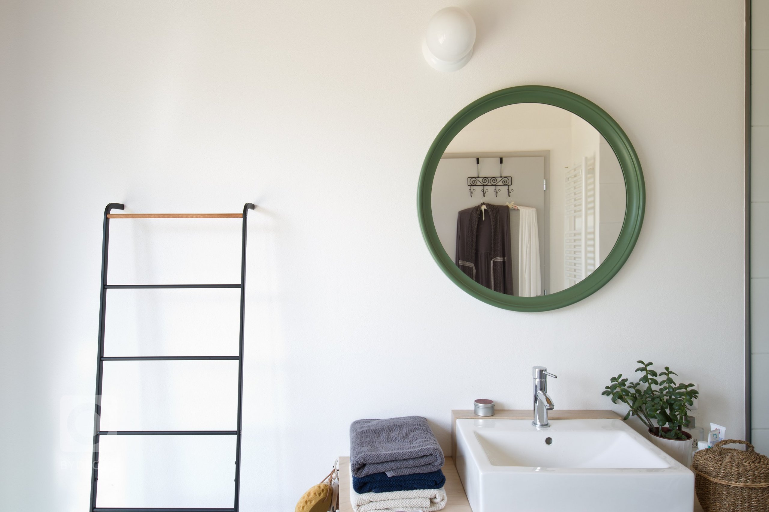 Architektonické řešení navazuje na zahrádkářskou minulost parcely a koncept projektu řadových domů. Protáhlá obdélníková stavba má plně prosklené přízemí, na…