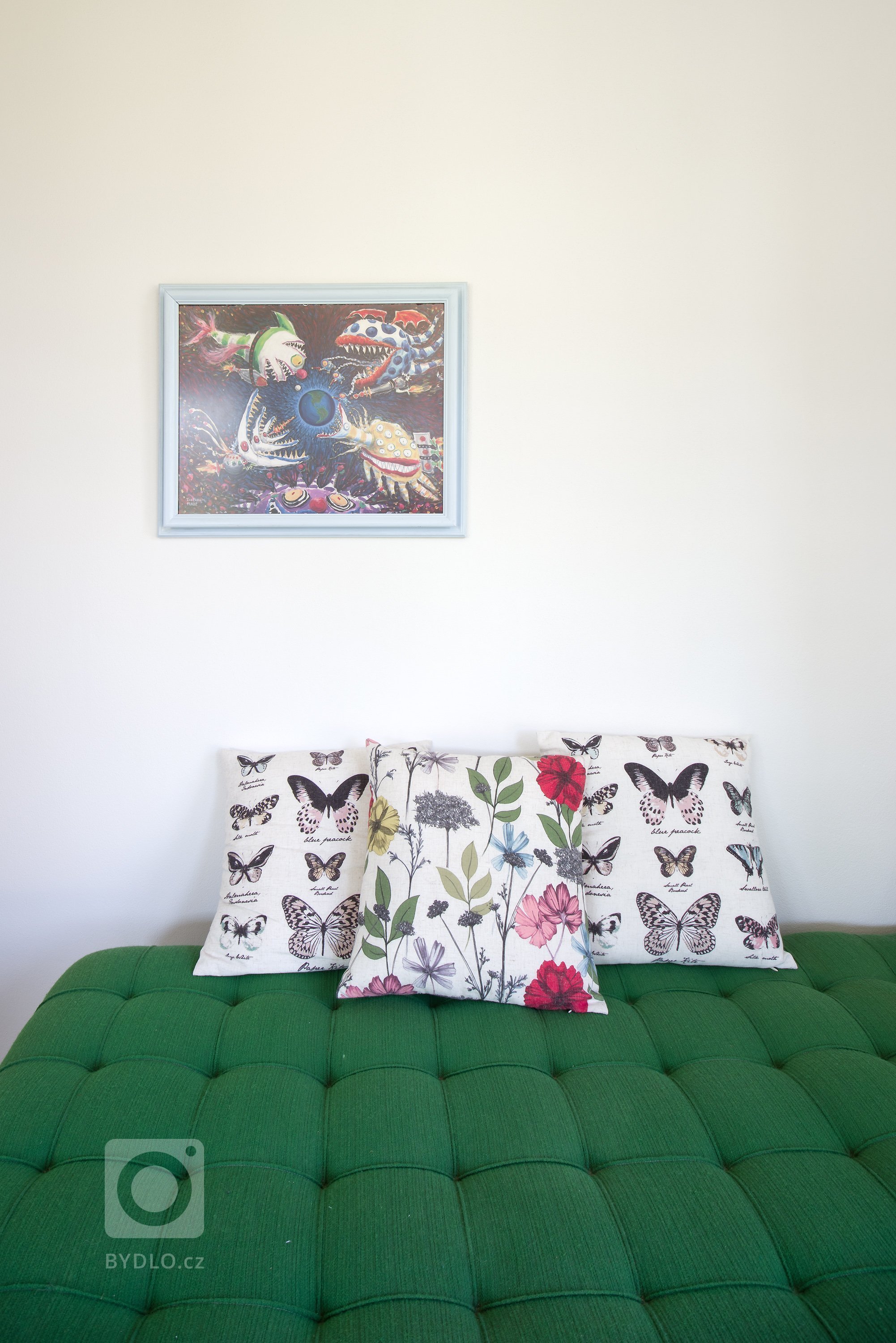 Architektonické řešení navazuje na zahrádkářskou minulost parcely a koncept projektu řadových domů. Protáhlá obdélníková stavba má plně prosklené přízemí, na…