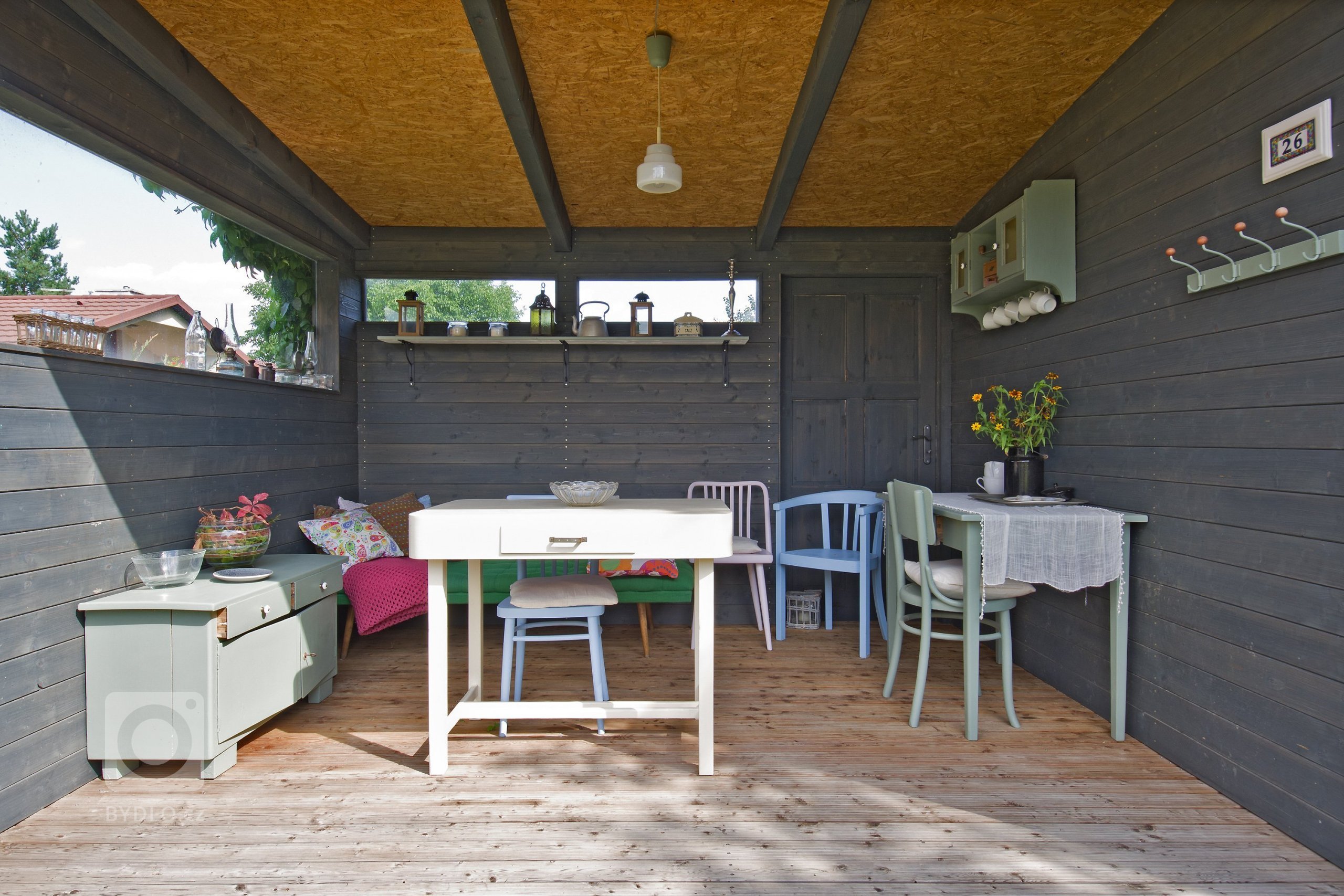 Architektonické řešení navazuje na zahrádkářskou minulost parcely a koncept projektu řadových domů. Protáhlá obdélníková stavba má plně prosklené přízemí, na…