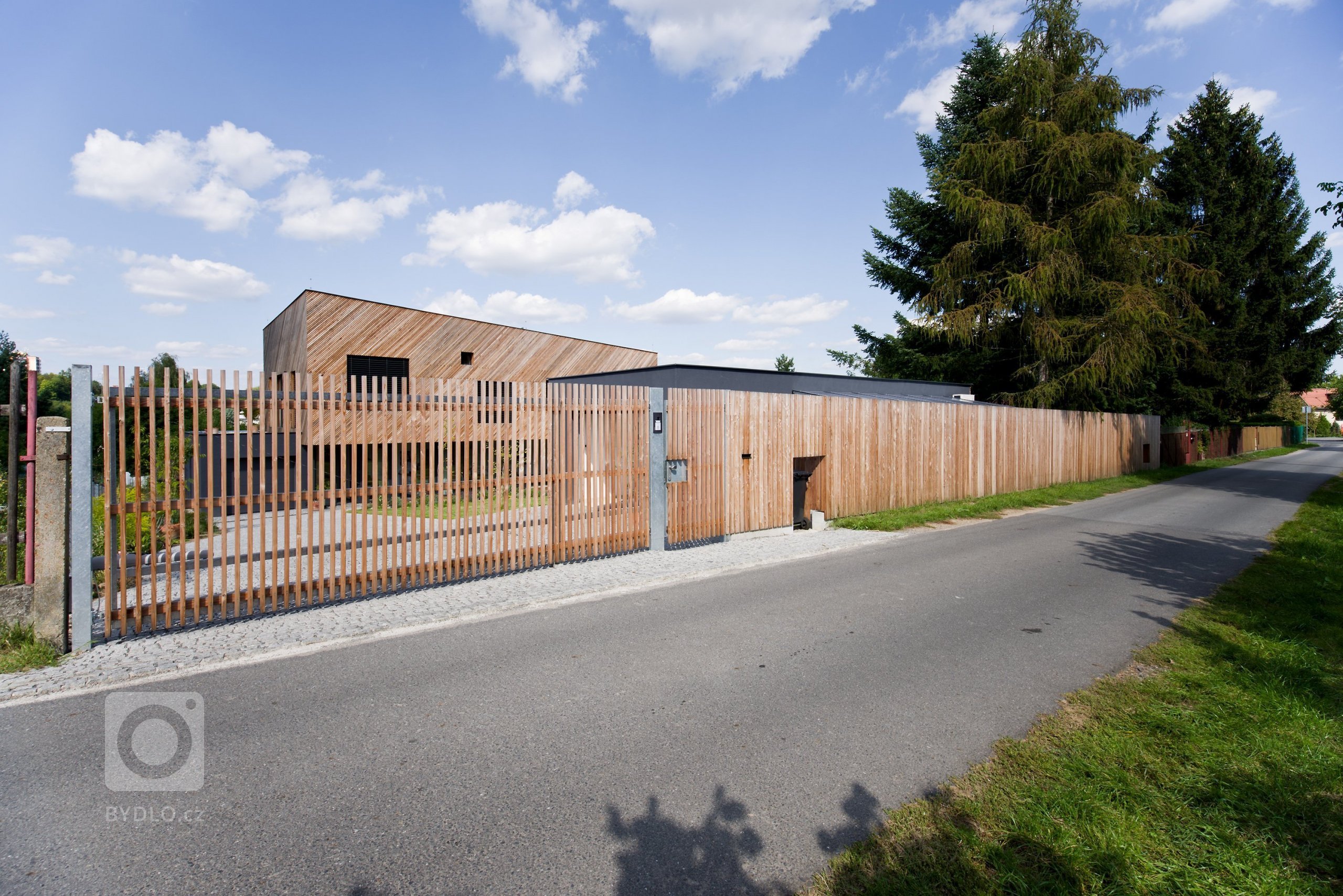 Architektonické řešení navazuje na zahrádkářskou minulost parcely a koncept projektu řadových domů. Protáhlá obdélníková stavba má plně prosklené přízemí, na…