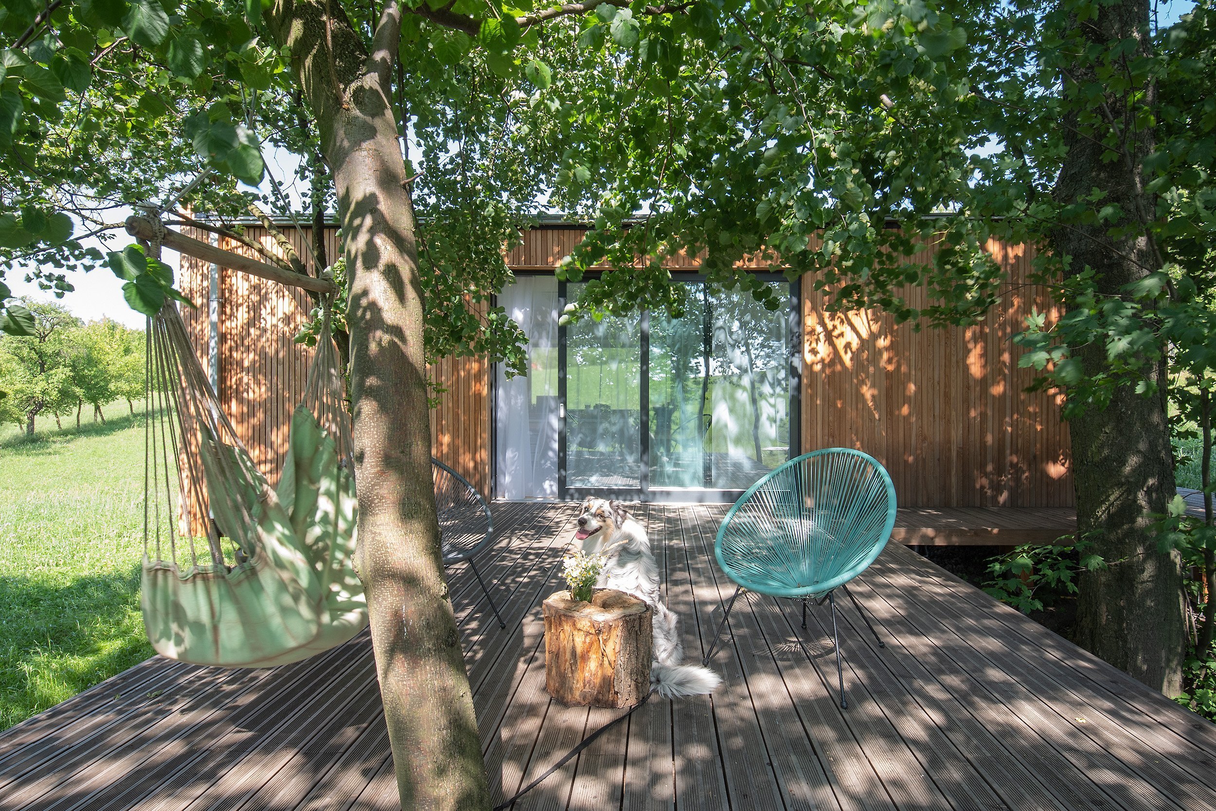 Chtějí uniknout městskému ruchu a zároveň být městu blízko.&nbsp;Kvůli vysokým cenám nemovitostí stále více Čechů bydlí v chatách a chalupách.
