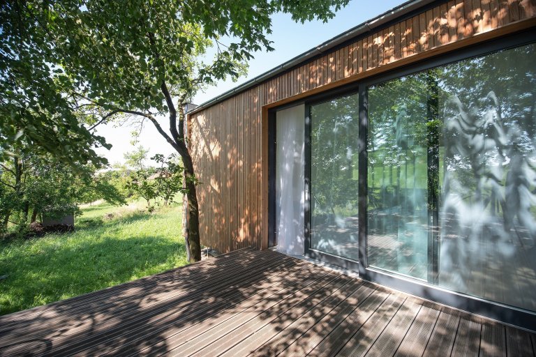 Chtějí uniknout městskému ruchu a zároveň být městu blízko.&nbsp;Kvůli vysokým cenám nemovitostí stále více Čechů bydlí v chatách a chalupách.
