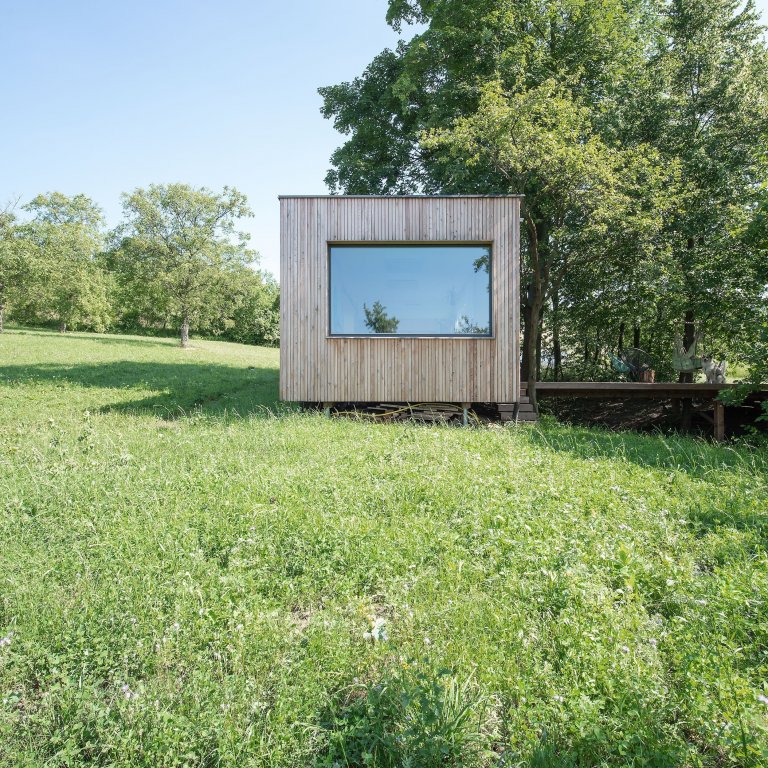 Chtějí uniknout městskému ruchu a zároveň být městu blízko.&nbsp;Kvůli vysokým cenám nemovitostí stále více Čechů bydlí v chatách a chalupách.
