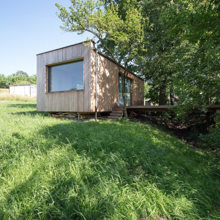 Chtějí uniknout městskému ruchu a zároveň být městu blízko.&nbsp;Kvůli vysokým cenám nemovitostí stále více Čechů bydlí v chatách a chalupách.
