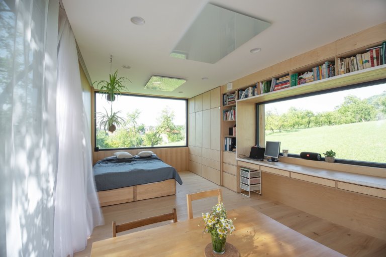 Chtějí uniknout městskému ruchu a zároveň být městu blízko.&nbsp;Kvůli vysokým cenám nemovitostí stále více Čechů bydlí v chatách a chalupách.
