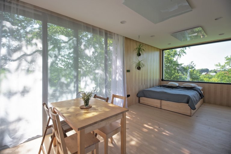 Chtějí uniknout městskému ruchu a zároveň být městu blízko.&nbsp;Kvůli vysokým cenám nemovitostí stále více Čechů bydlí v chatách a chalupách.
