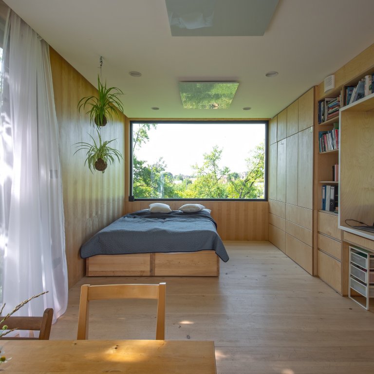 Chtějí uniknout městskému ruchu a zároveň být městu blízko.&nbsp;Kvůli vysokým cenám nemovitostí stále více Čechů bydlí v chatách a chalupách.
