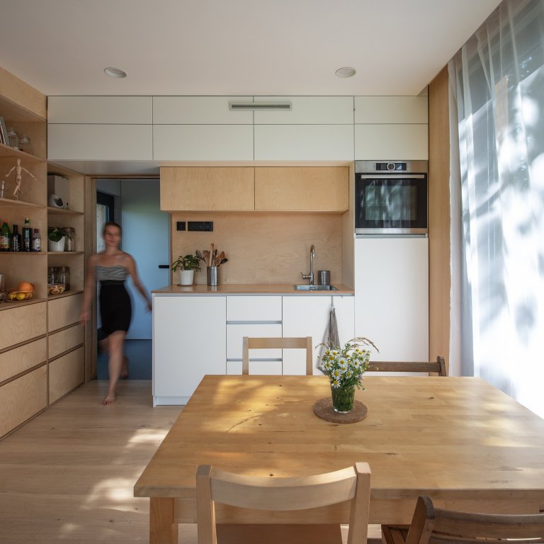 Chtějí uniknout městskému ruchu a zároveň být městu blízko.&nbsp;Kvůli vysokým cenám nemovitostí stále více Čechů bydlí v chatách a chalupách.
