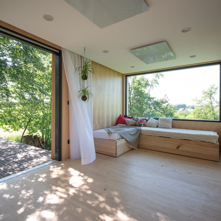 Chtějí uniknout městskému ruchu a zároveň být městu blízko.&nbsp;Kvůli vysokým cenám nemovitostí stále více Čechů bydlí v chatách a chalupách.
