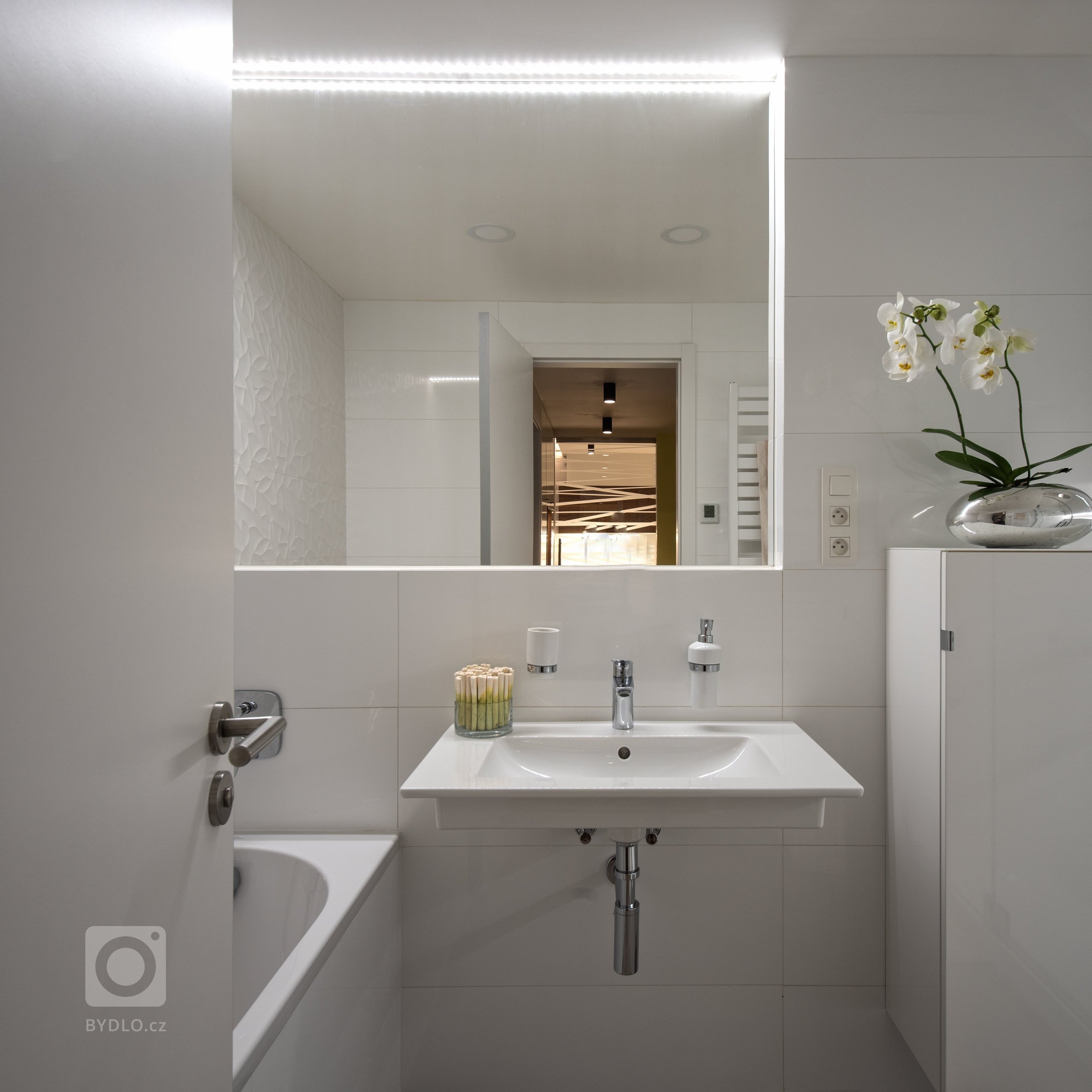 Realizace interiéru bytu o velikosti 3+kk nacházejícího se v nově realizovaném rezidenčním objektu v Praze je vytvořený s ohledem na maximální funkčnost,…