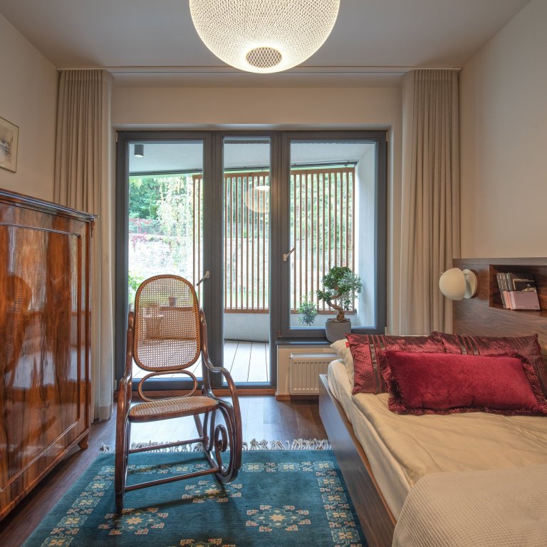 Realizace interiéru bytu o velikosti 3+kk nacházejícího se v nově realizovaném rezidenčním objektu v Praze je vytvořený s ohledem na maximální funkčnost,…
