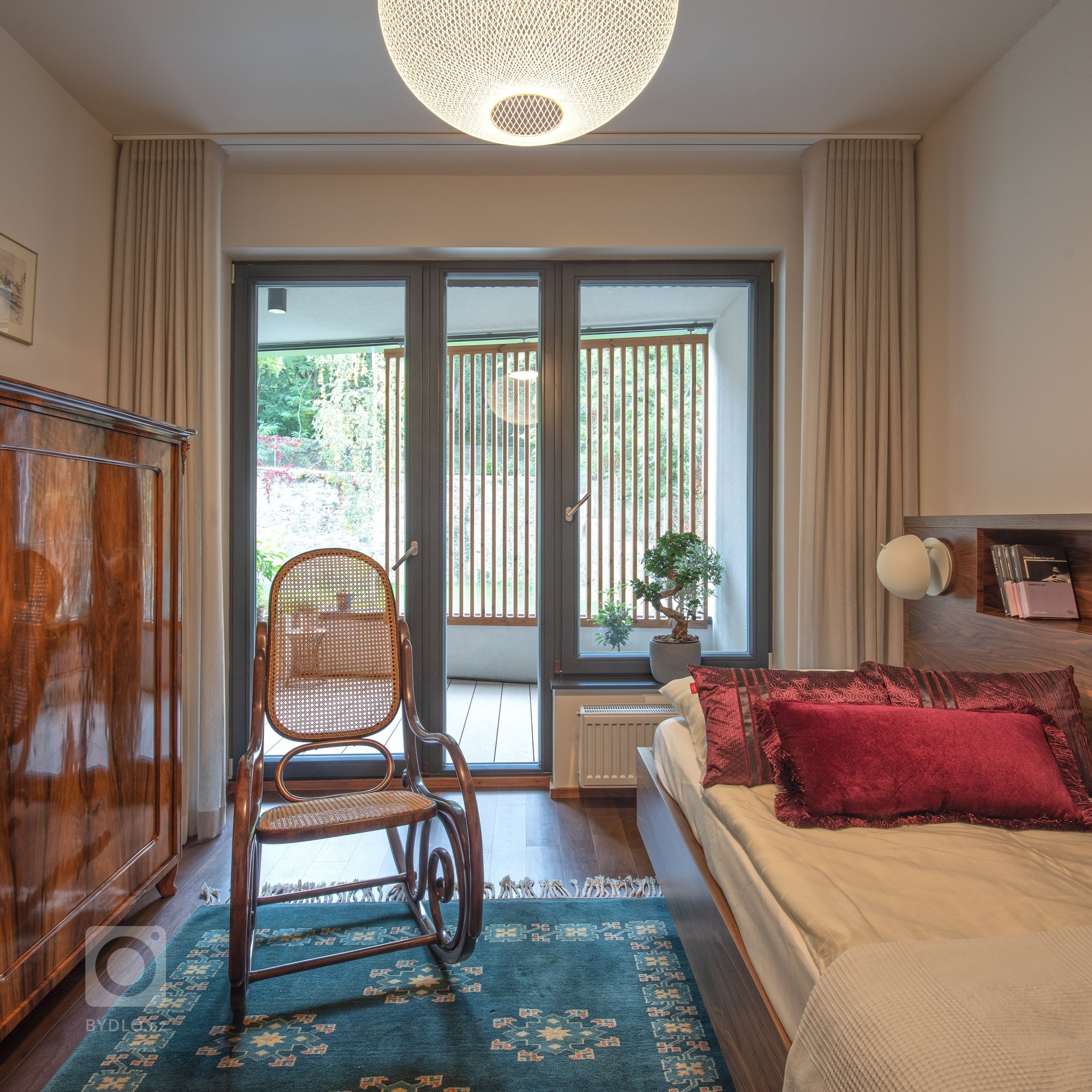 Realizace interiéru bytu o velikosti 3+kk nacházejícího se v nově realizovaném rezidenčním objektu v Praze je vytvořený s ohledem na maximální funkčnost,…