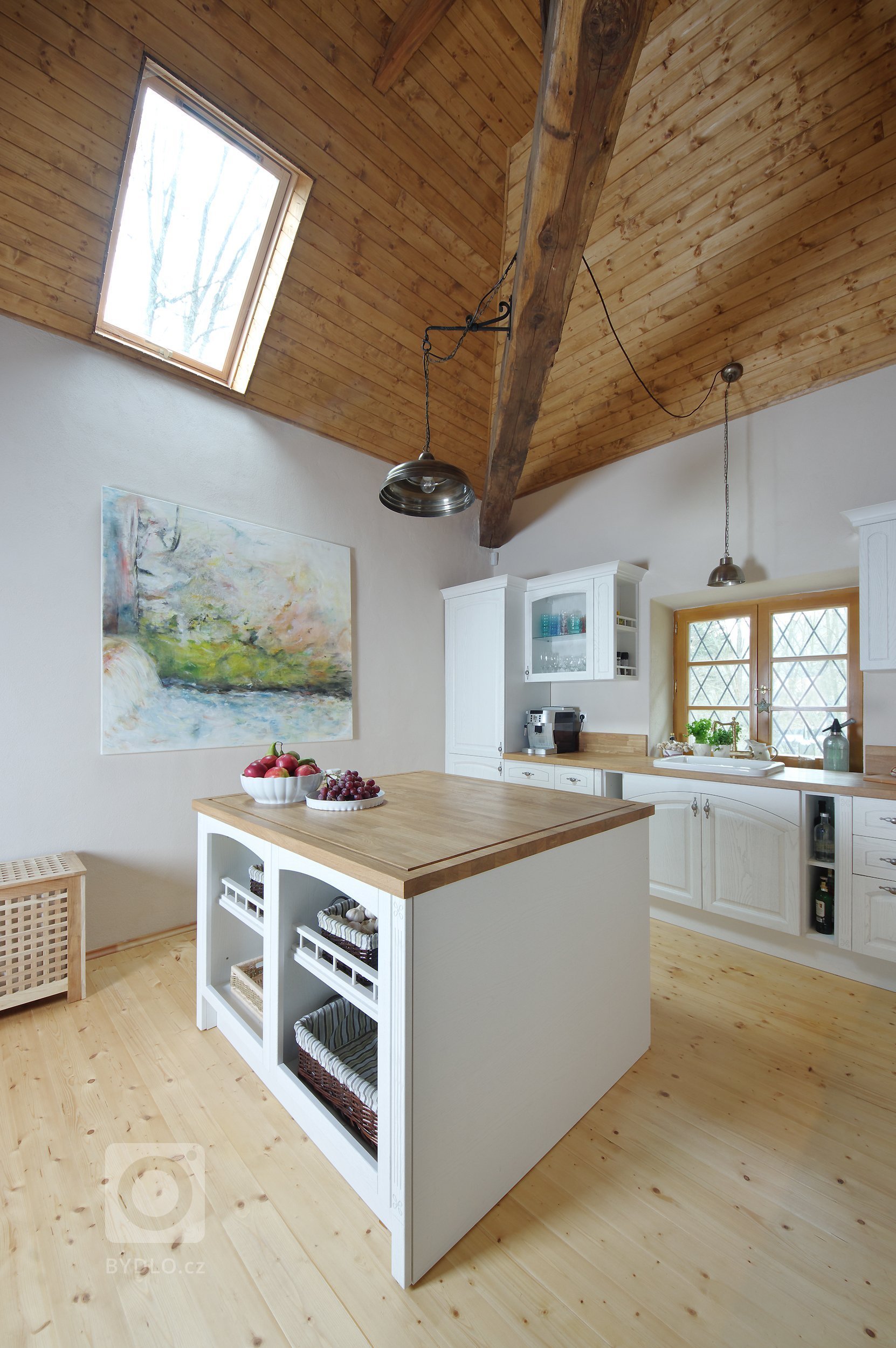 Starý kamenný dům ve středočeské obci Slapy býval původně obydlím nadlesního. Až pak se z něj stala letní chalupa a ještě později místo, které může sloužit…