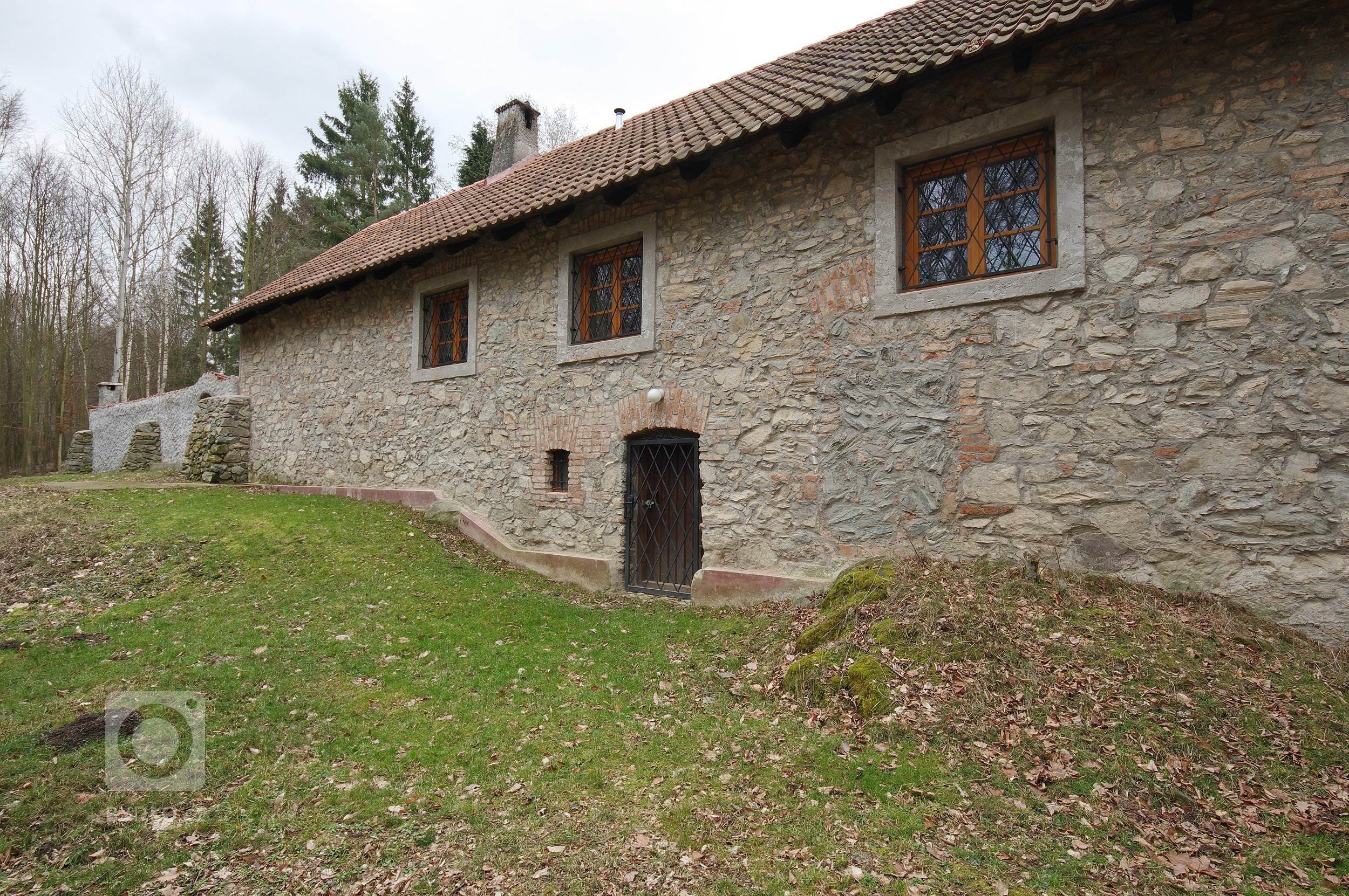 Starý kamenný dům ve středočeské obci Slapy býval původně obydlím nadlesního. Až pak se z něj stala letní chalupa a ještě později místo, které může sloužit…