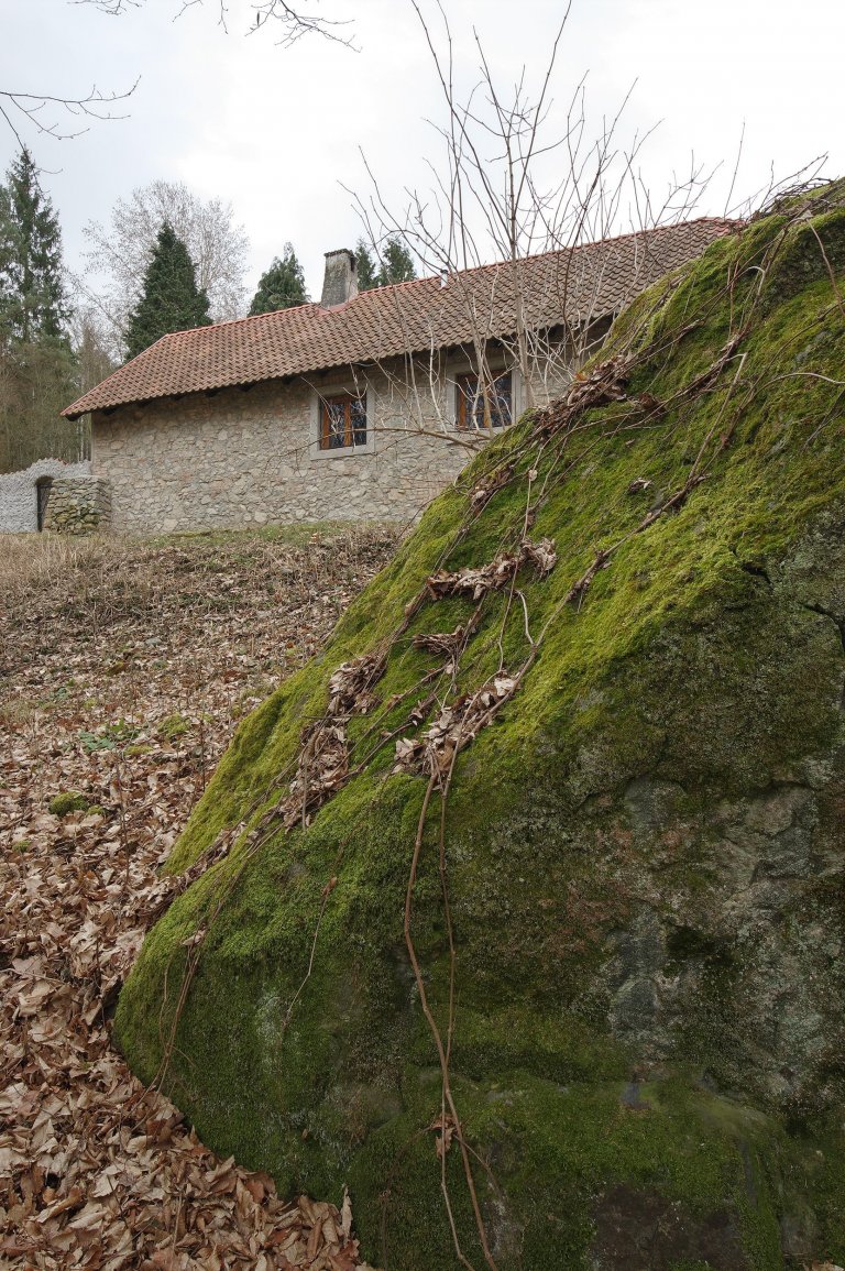 Starý kamenný dům ve středočeské obci Slapy býval původně obydlím nadlesního. Až pak se z něj stala letní chalupa a ještě později místo, které může sloužit…