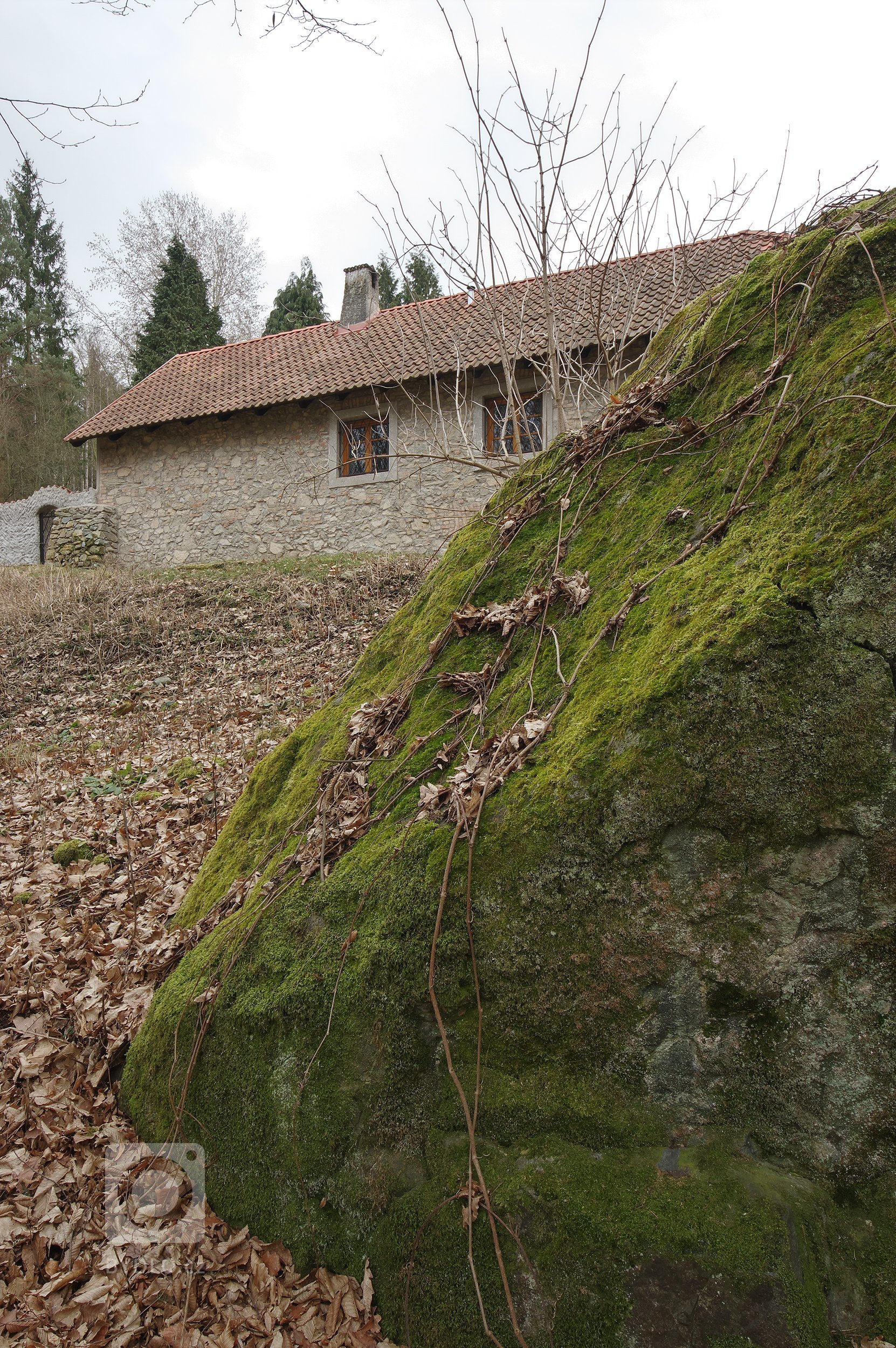 Starý kamenný dům ve středočeské obci Slapy býval původně obydlím nadlesního. Až pak se z něj stala letní chalupa a ještě později místo, které může sloužit…