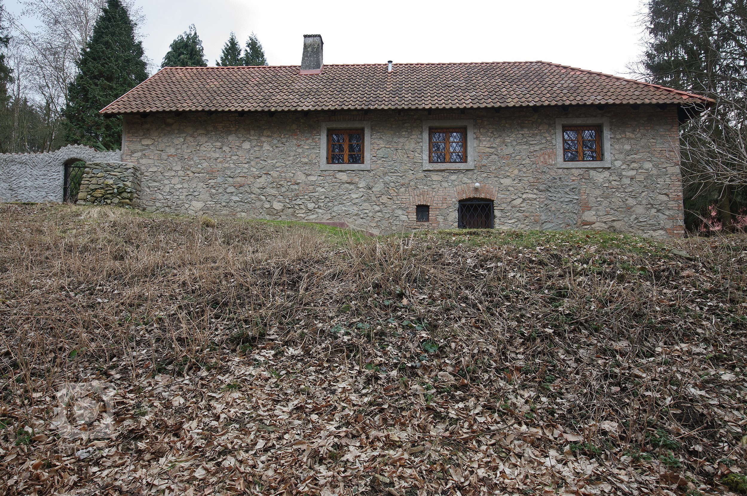 Starý kamenný dům ve středočeské obci Slapy býval původně obydlím nadlesního. Až pak se z něj stala letní chalupa a ještě později místo, které může sloužit…