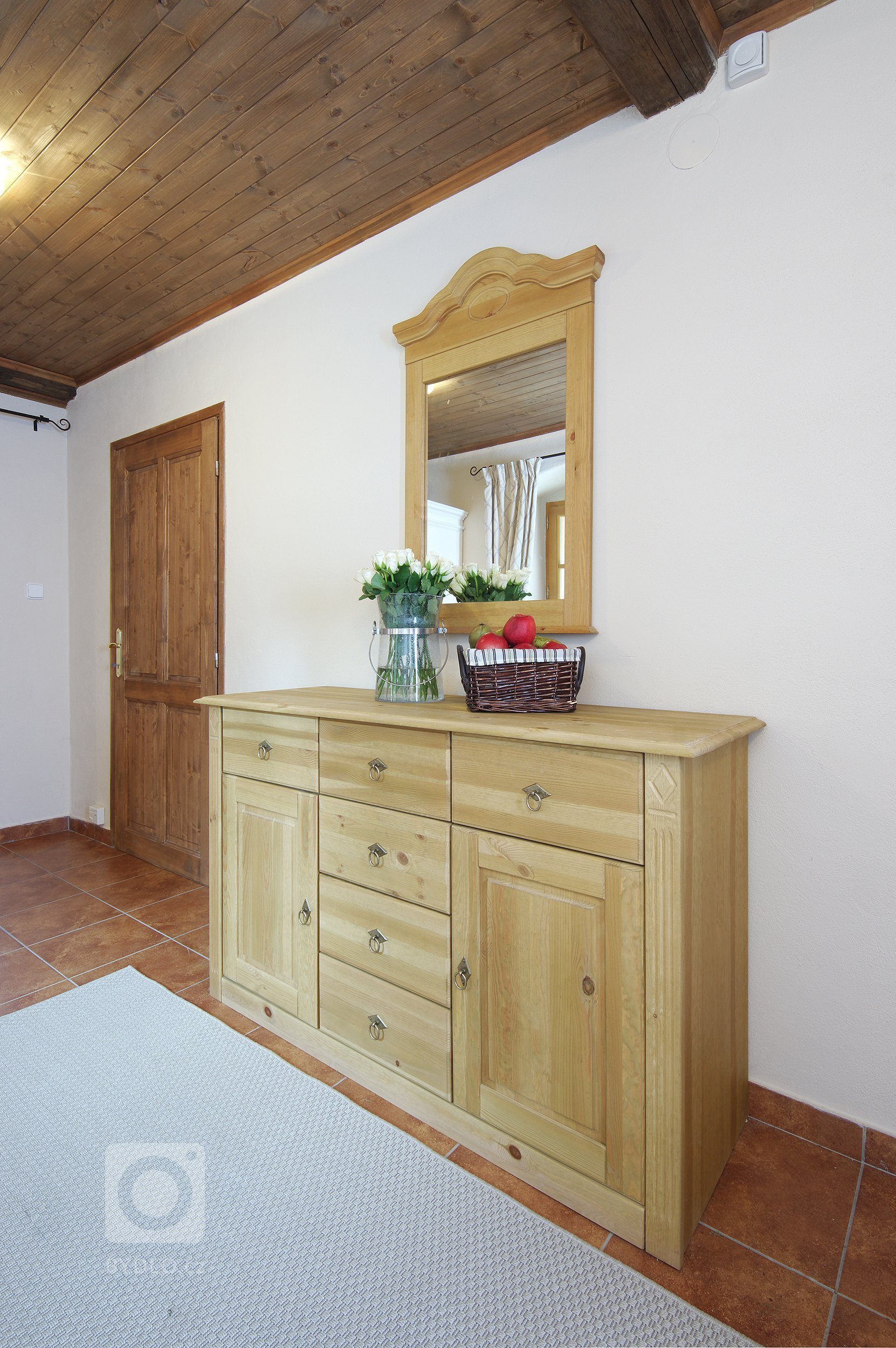 Starý kamenný dům ve středočeské obci Slapy býval původně obydlím nadlesního. Až pak se z něj stala letní chalupa a ještě později místo, které může sloužit…