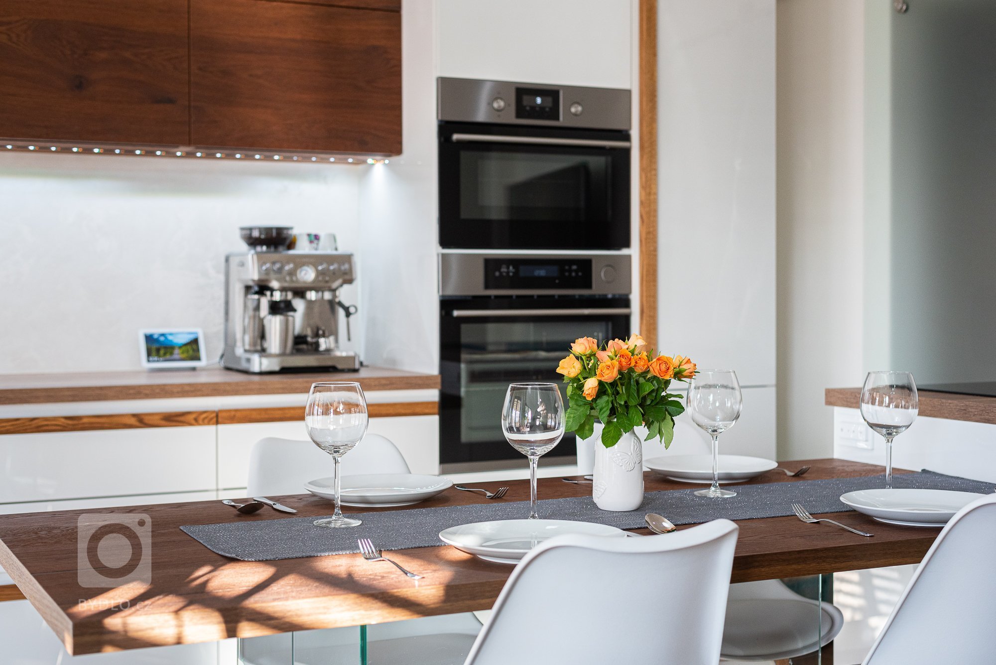 Jednoduchá a elegantní. Dominantou této kuchyňské linky je bezesporu dřevo v podobě drásané dýhy použité na horních skříňkách a jídelním stole, tak masivní…