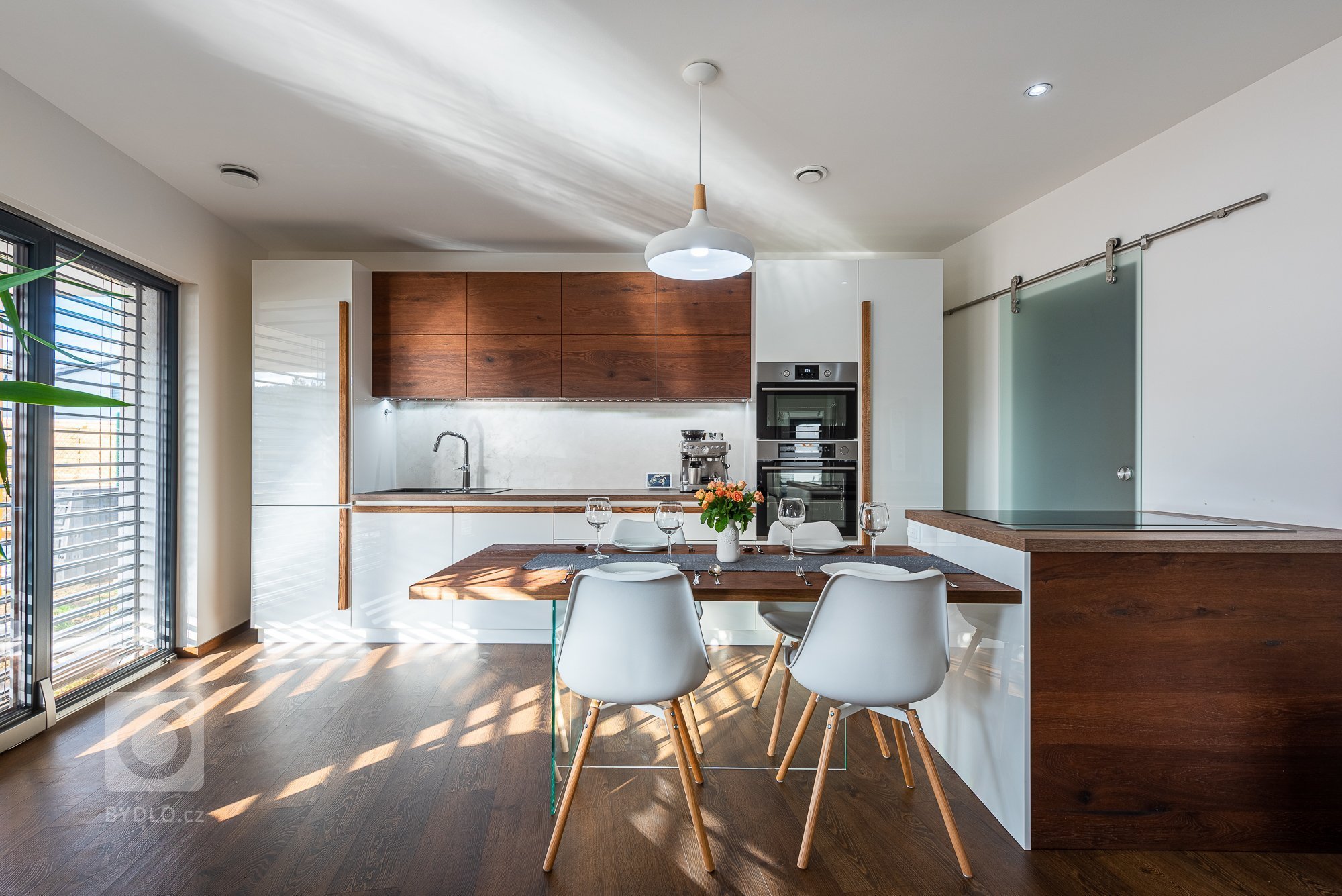 Jednoduchá a elegantní. Dominantou této kuchyňské linky je bezesporu dřevo v podobě drásané dýhy použité na horních skříňkách a jídelním stole, tak masivní…