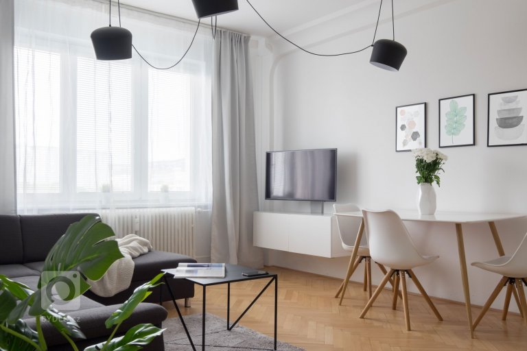 add picture to album