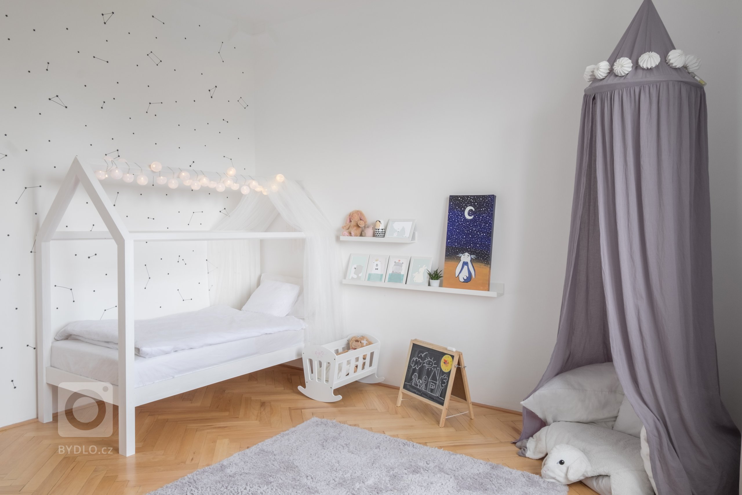 Prvé panelové byty v Bratislave majú konštrukčnú zaujímavosť. Paneláky sú trubkové a&nbsp;ich preklady zdobené rohovými rozetami.

Dispozičné riešenie bytu sme…