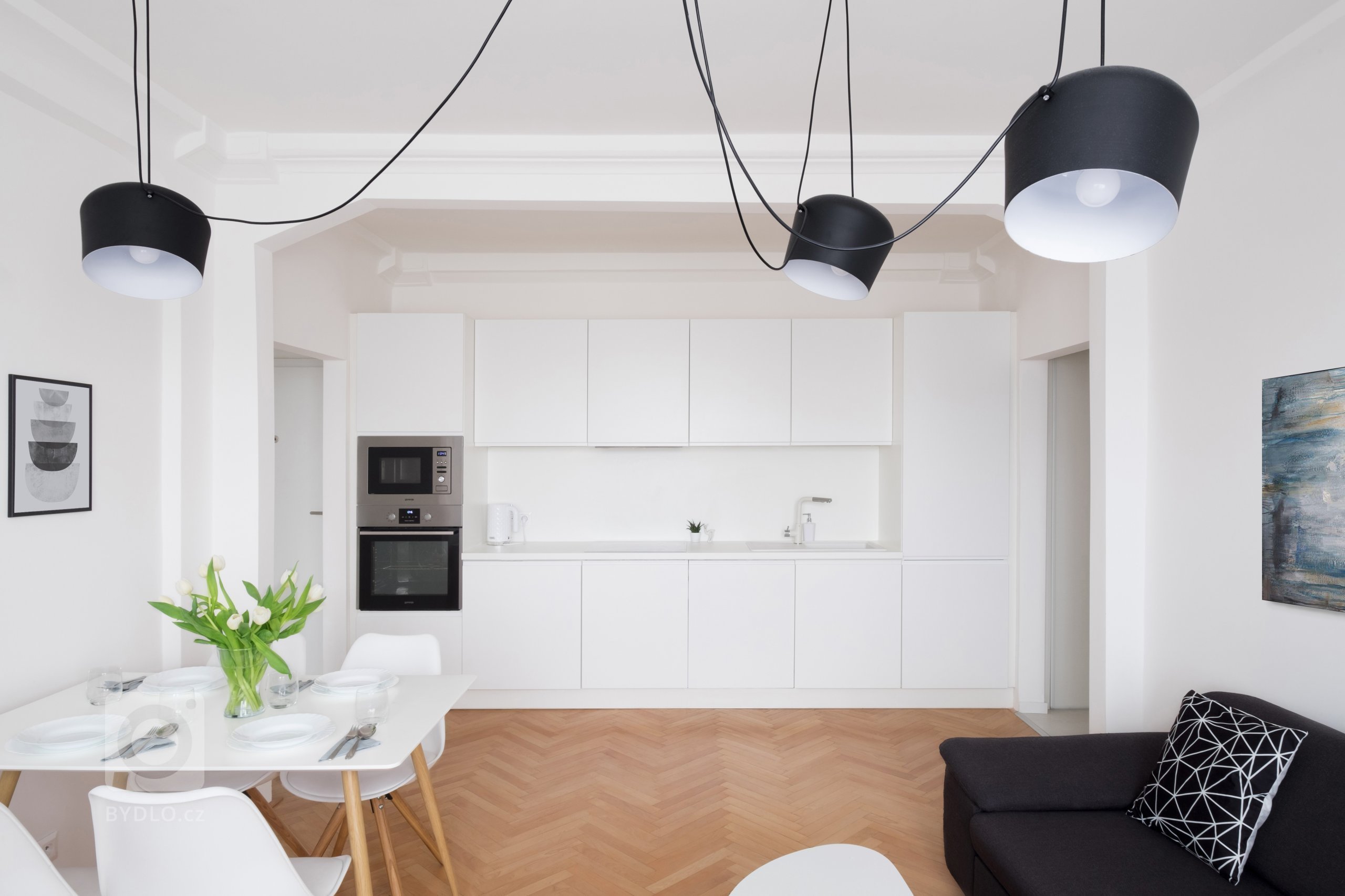 Prvé panelové byty v Bratislave majú konštrukčnú zaujímavosť. Paneláky sú trubkové a&nbsp;ich preklady zdobené rohovými rozetami.

Dispozičné riešenie bytu sme…