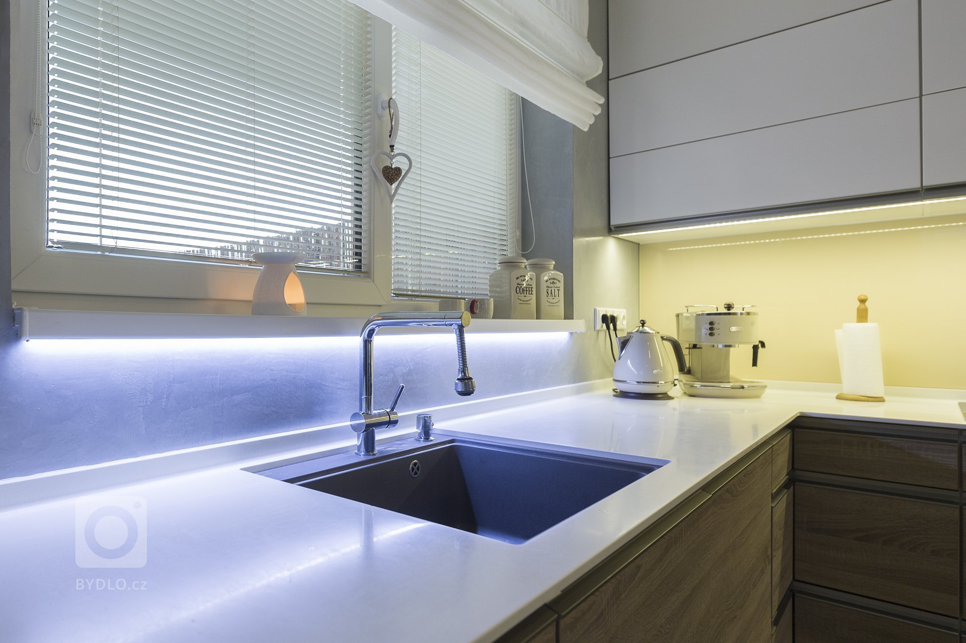 Moderní styl, jednoduchá linie, tlumené pastelové barvy doplněné industriálními kousky. Nábytek na míru doplněn masivními kousky z akácie a mangového dřeva.…