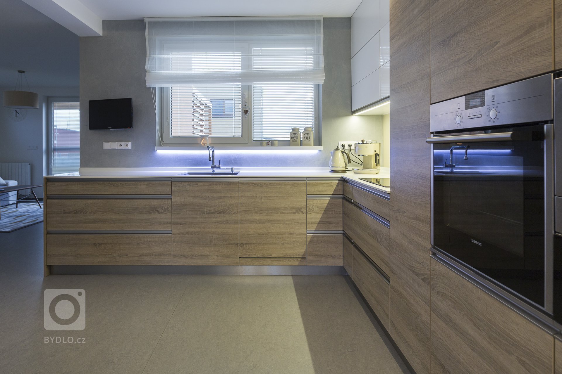 Moderní styl, jednoduchá linie, tlumené pastelové barvy doplněné industriálními kousky. Nábytek na míru doplněn masivními kousky z akácie a mangového dřeva.…